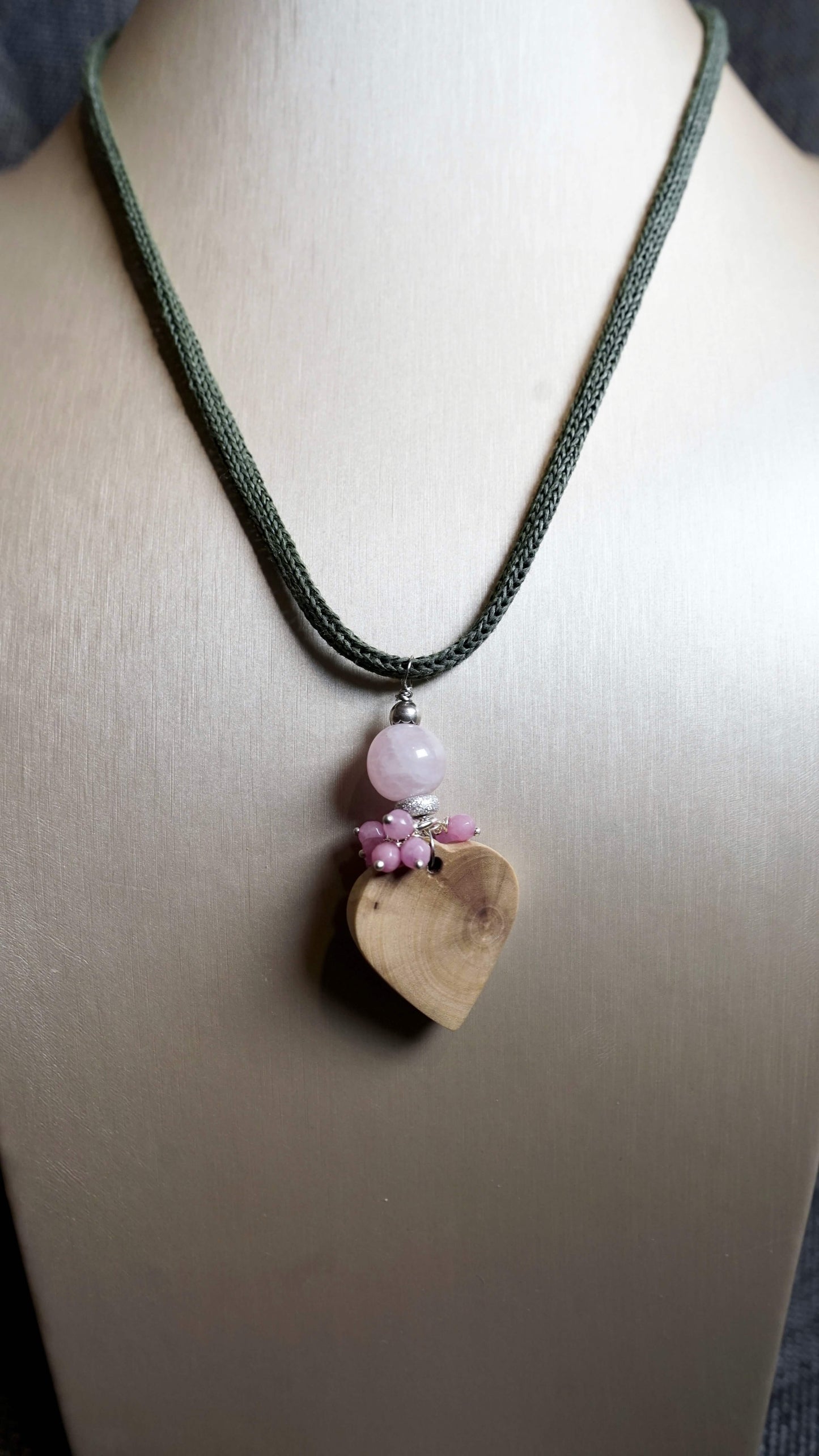 COD:TGU0006 – Collana- Legno d’ulivo, quarzo rosa, quarzi, argento 925, cordone in carta e acciaio
