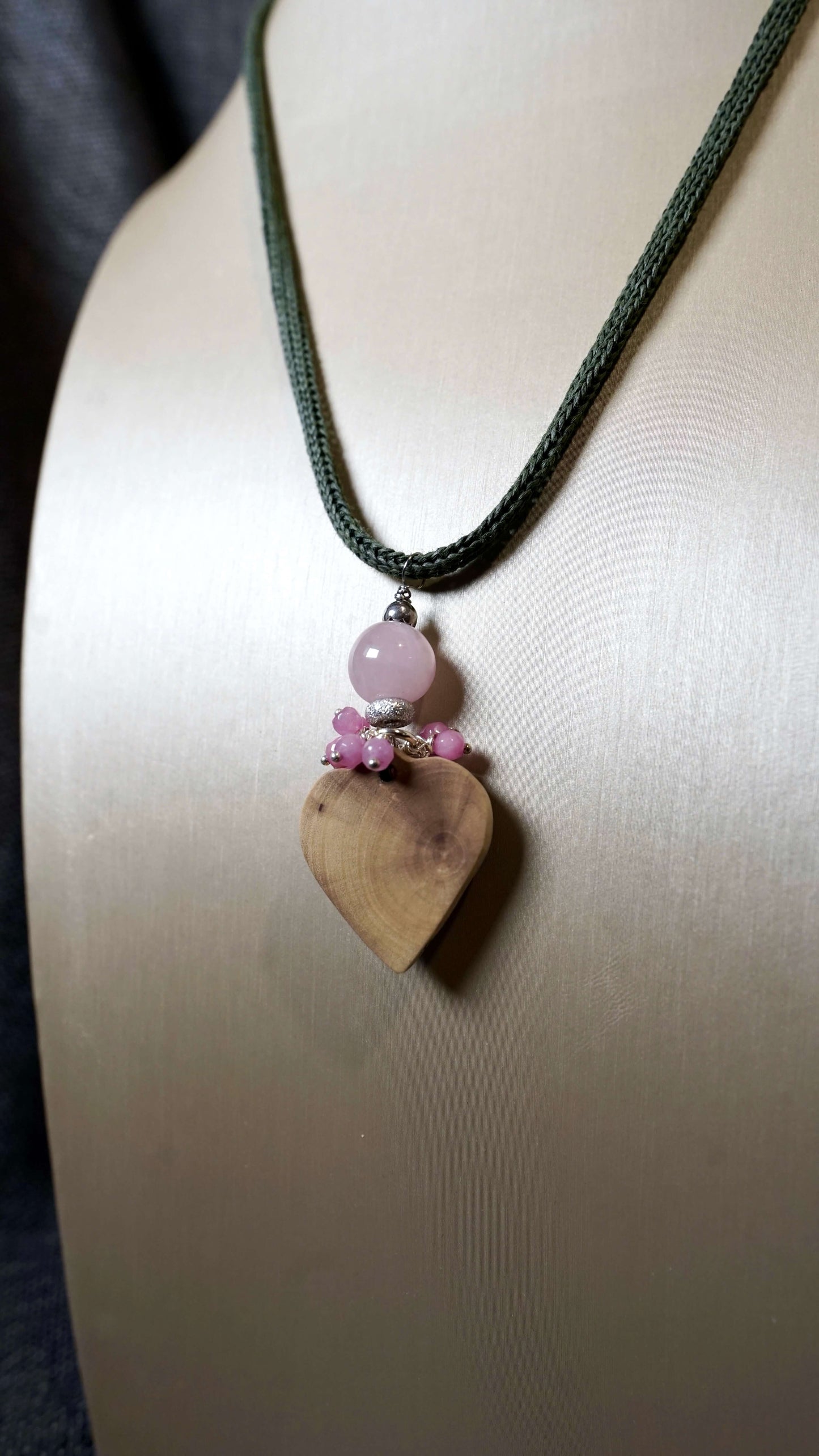 COD:TGU0006 – Collana- Legno d’ulivo, quarzo rosa, quarzi, argento 925, cordone in carta e acciaio