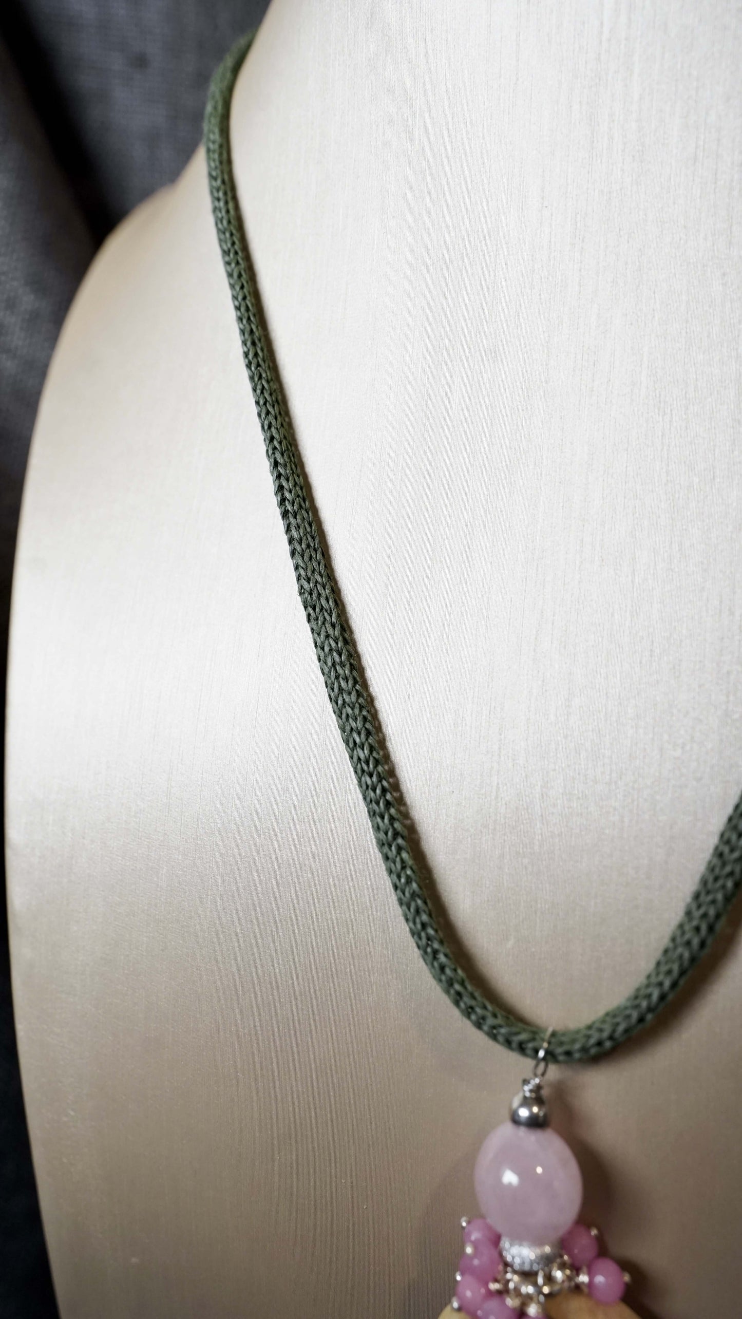 COD:TGU0006 – Collana- Legno d’ulivo, quarzo rosa, quarzi, argento 925, cordone in carta e acciaio