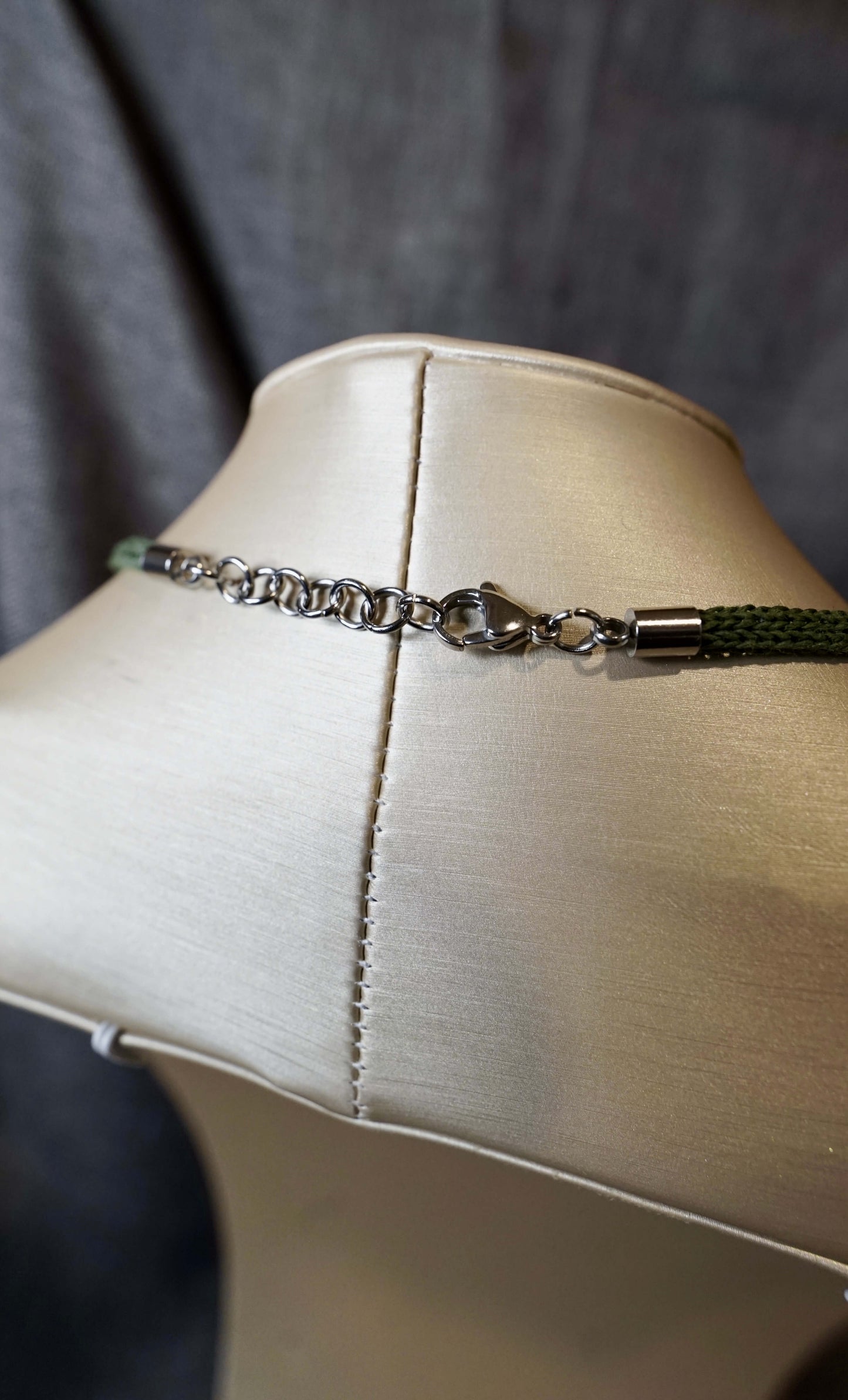 COD:TGU0006 – Collana- Legno d’ulivo, quarzo rosa, quarzi, argento 925, cordone in carta e acciaio