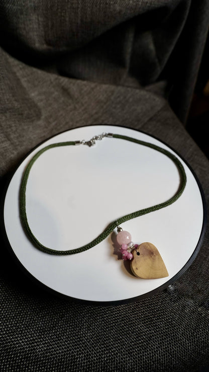 COD:TGU0006 – Collana- Legno d’ulivo, quarzo rosa, quarzi, argento 925, cordone in carta e acciaio