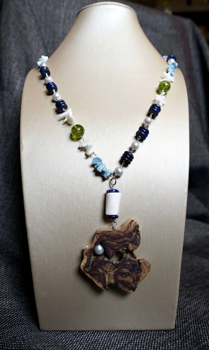 COD:TGU0007 – Collana - Perle, conchiglia, ulivo, lapislazzuli, howlite blu, quarzi, acciaio, osso