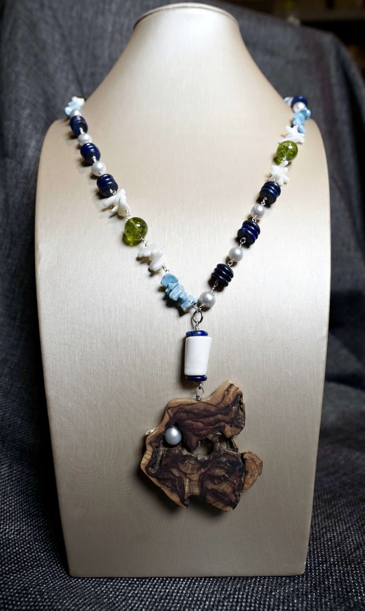 COD:TGU0007 – Collana - Perle, conchiglia, ulivo, lapislazzuli, howlite blu, quarzi, acciaio, osso