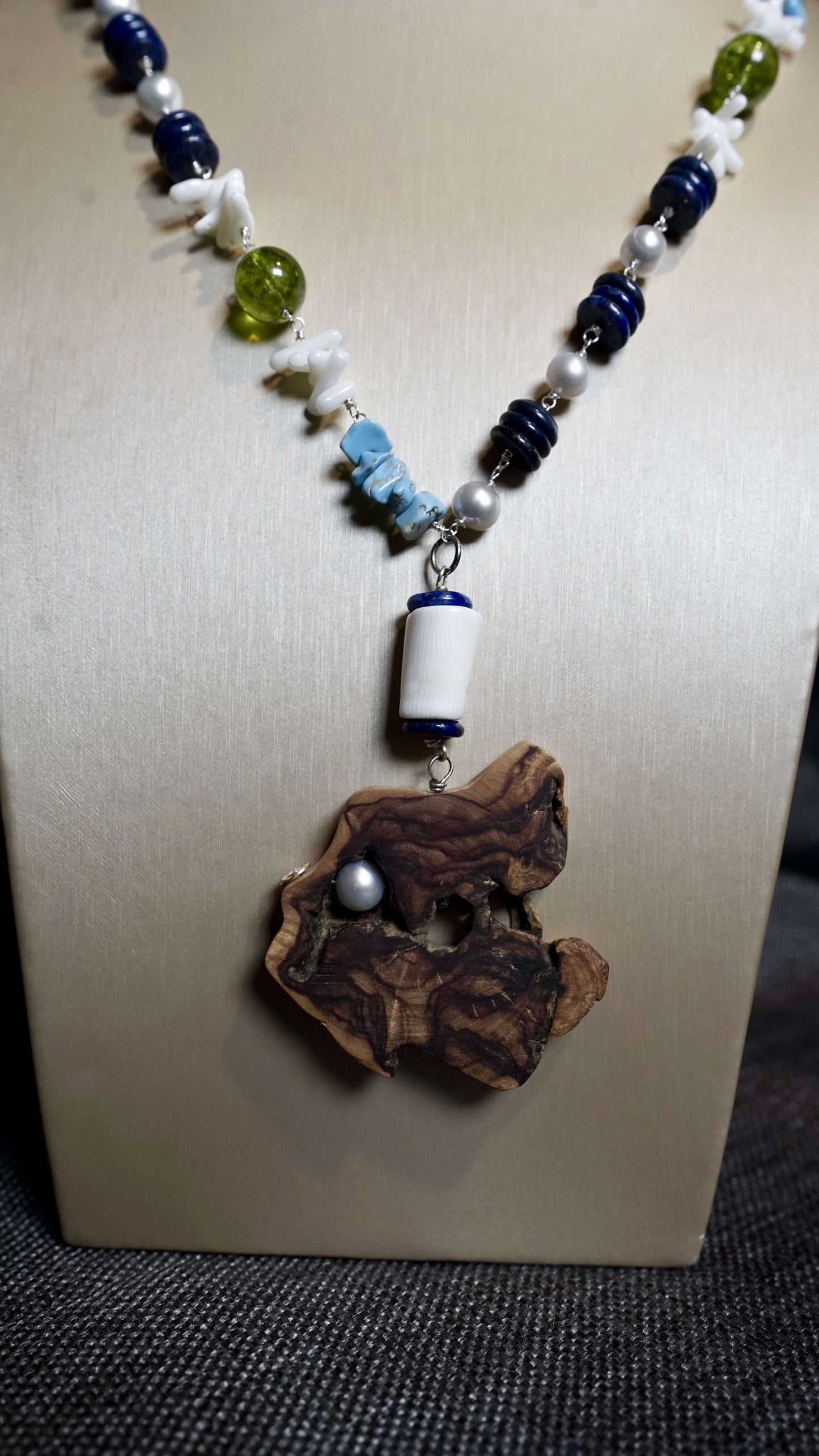 COD:TGU0007 – Collana - Perle, conchiglia, ulivo, lapislazzuli, howlite blu, quarzi, acciaio, osso