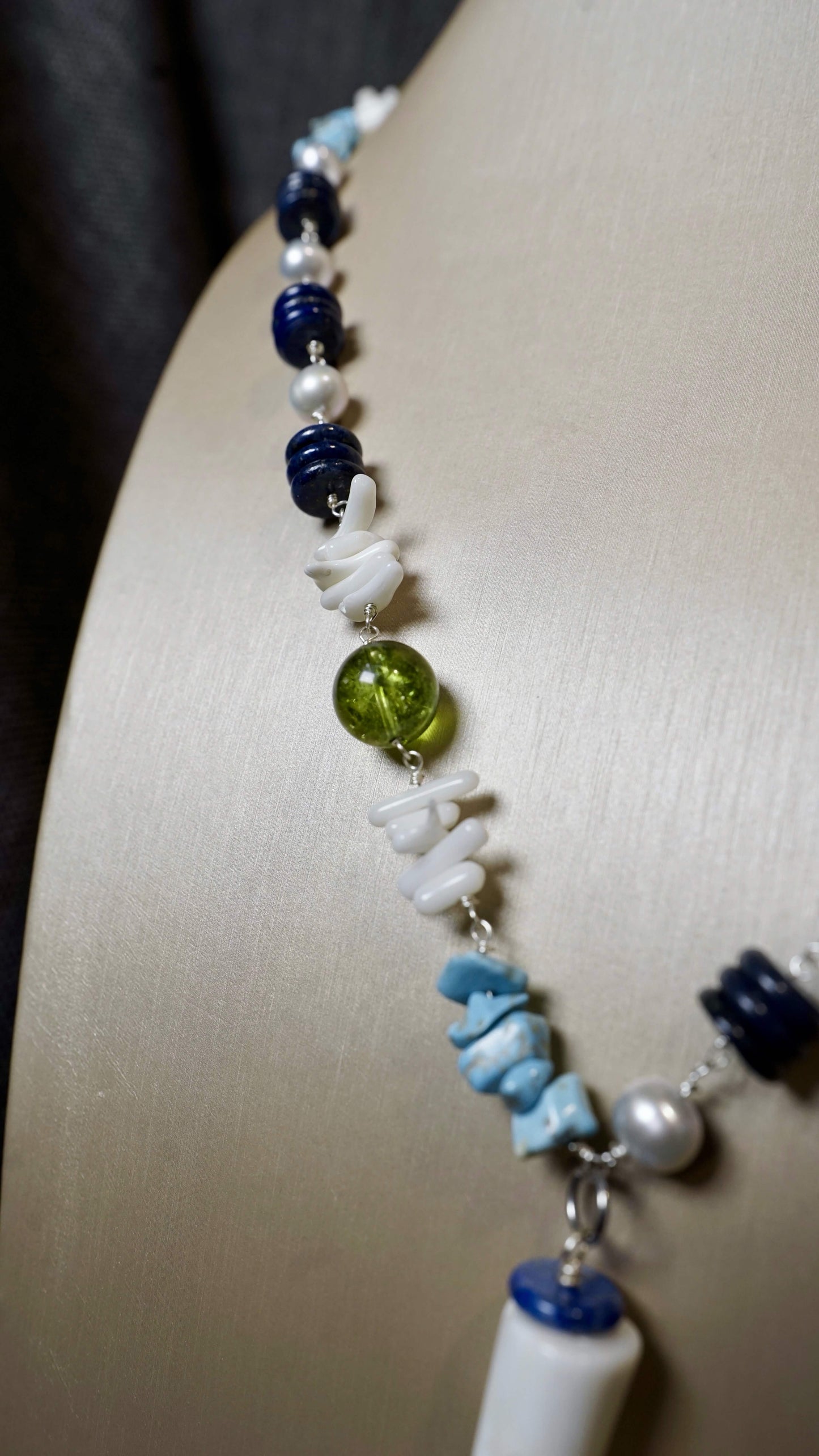 COD:TGU0007 – Collana - Perle, conchiglia, ulivo, lapislazzuli, howlite blu, quarzi, acciaio, osso