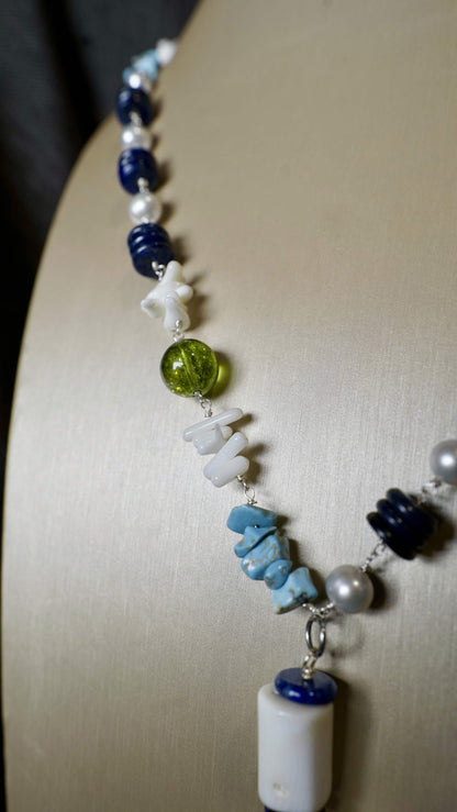 COD:TGU0007 – Collana - Perle, conchiglia, ulivo, lapislazzuli, howlite blu, quarzi, acciaio, osso