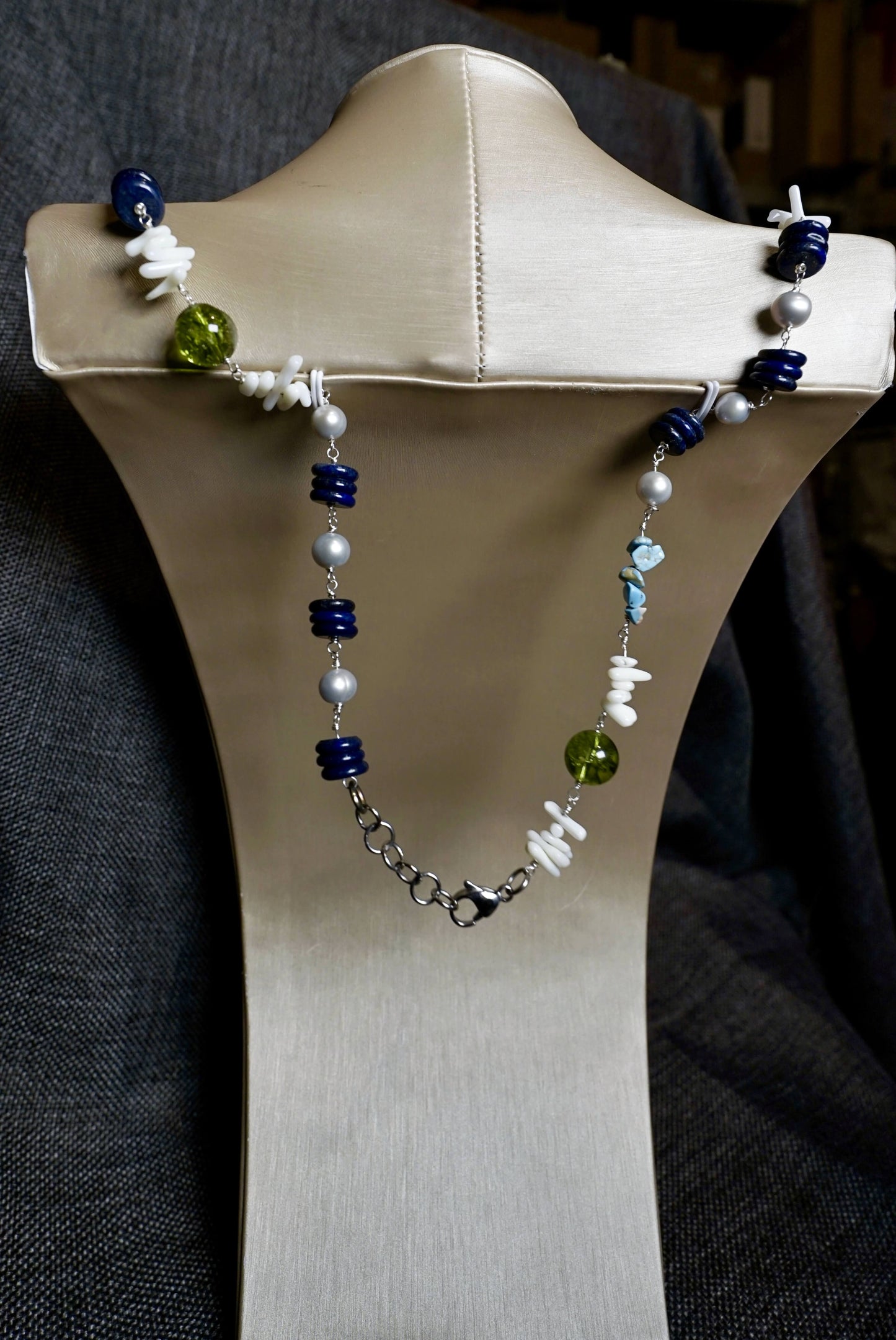 COD:TGU0007 – Collana - Perle, conchiglia, ulivo, lapislazzuli, howlite blu, quarzi, acciaio, osso