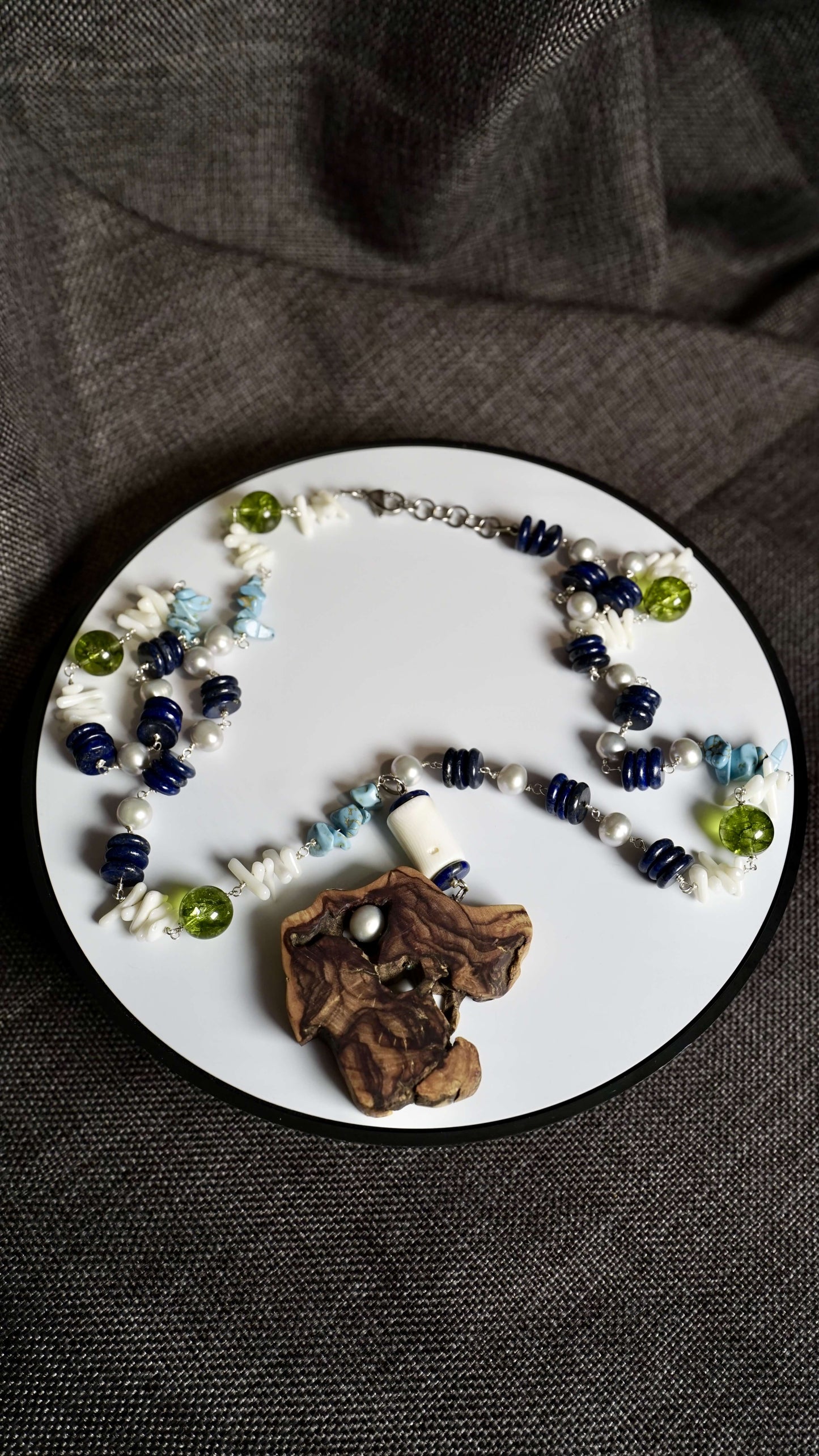 COD:TGU0007 – Collana - Perle, conchiglia, ulivo, lapislazzuli, howlite blu, quarzi, acciaio, osso