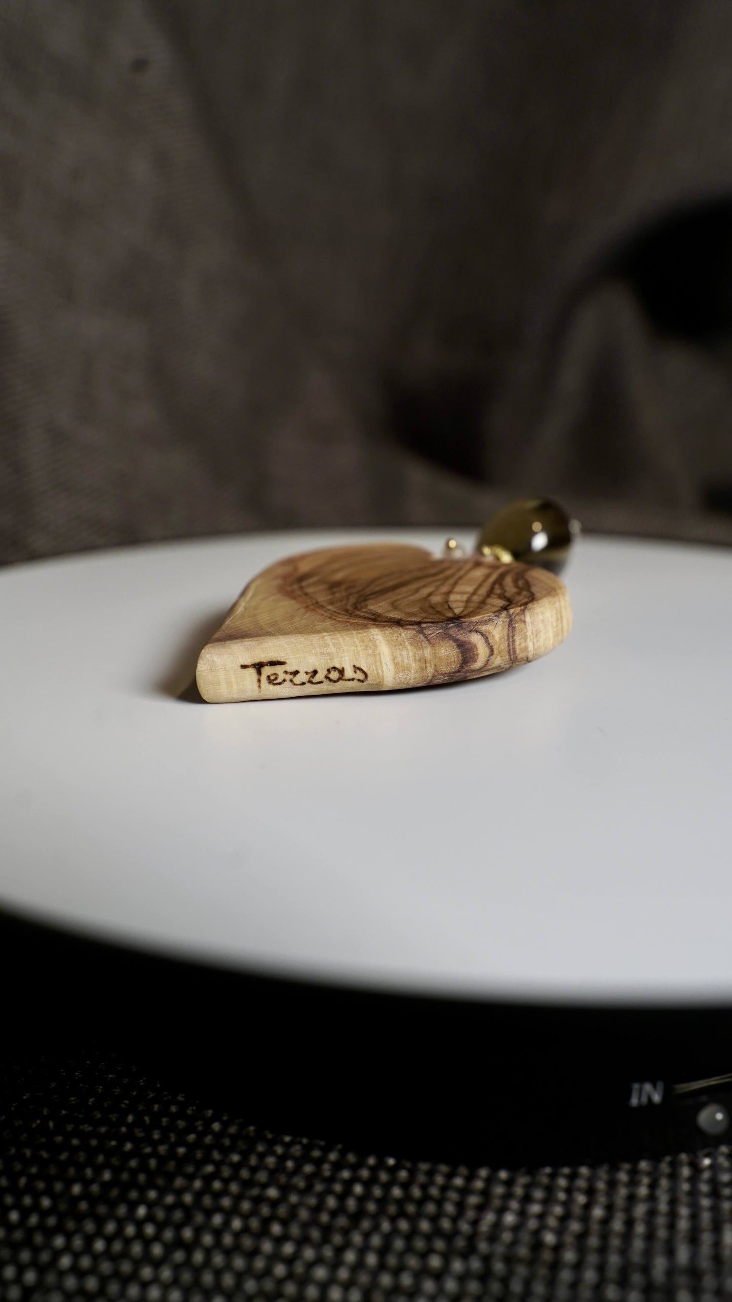 COD:TGU0009 – Ciondolo- Legno d’ulivo, argento 925, zirconi, quarzo fumé, agata