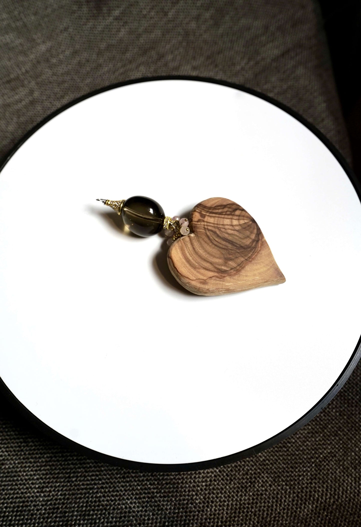 COD:TGU0009 – Ciondolo- Legno d’ulivo, argento 925, zirconi, quarzo fumé, agata