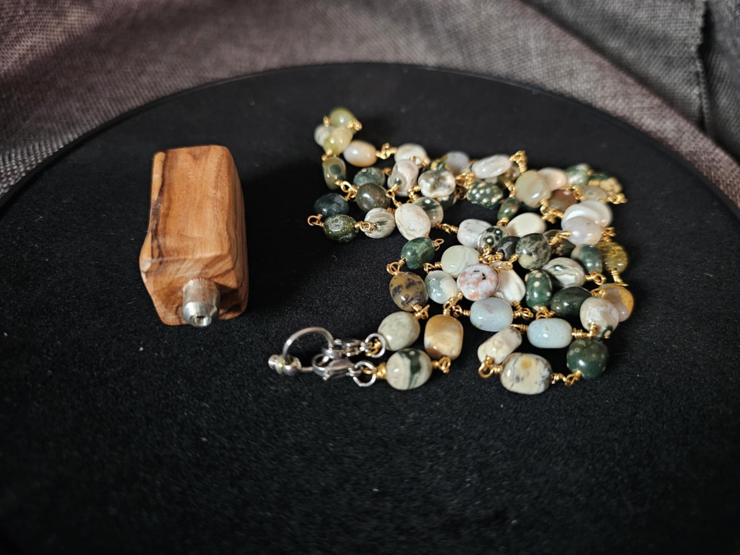 COD:TGP0004 – Collana lunga porta-essenze in legno di ulivo, agata e acciaio/ottone