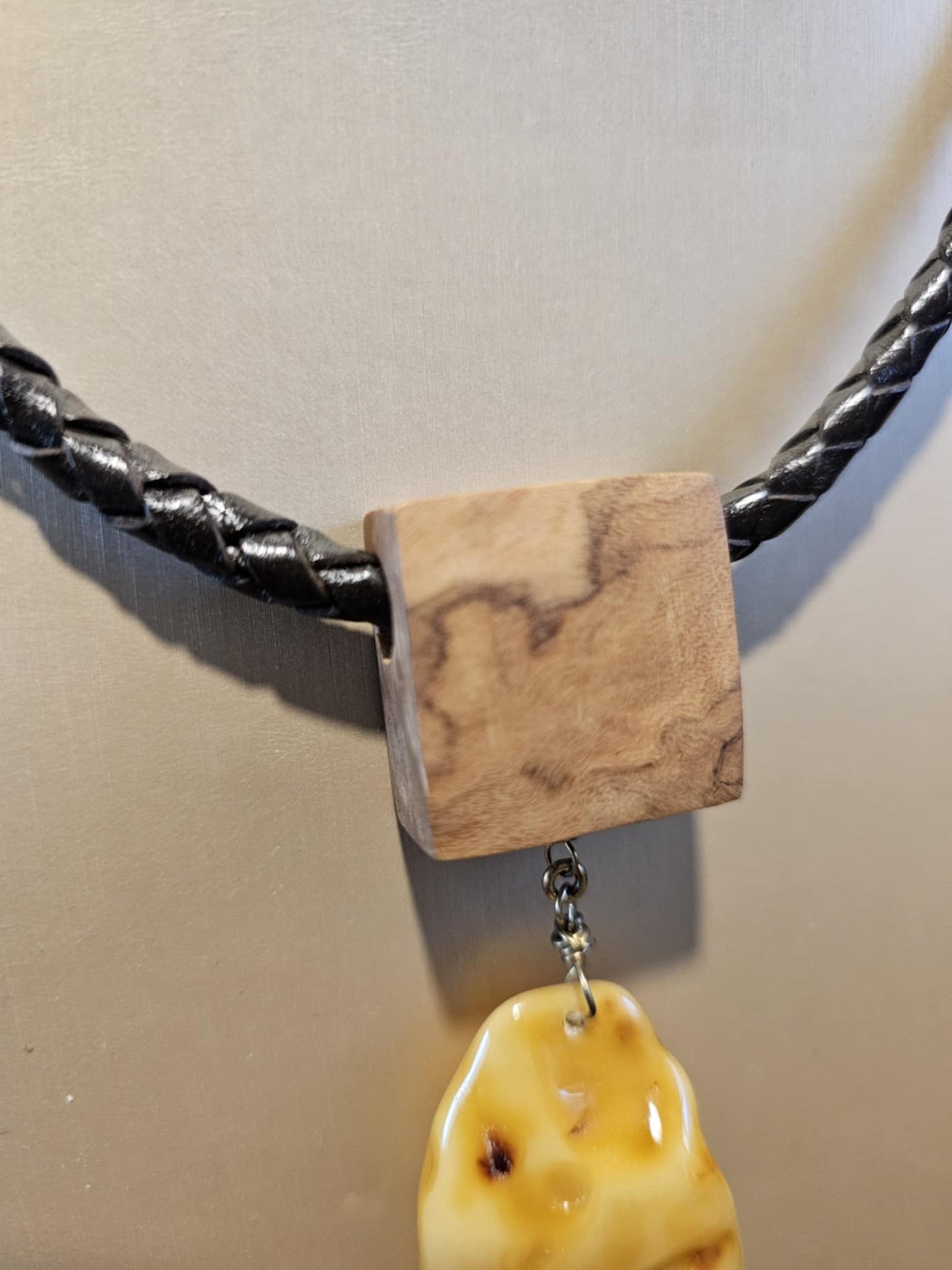 COD: TGU0002- Collana – Legno di Ulivo, Ambra, Cuoio e Argento 925