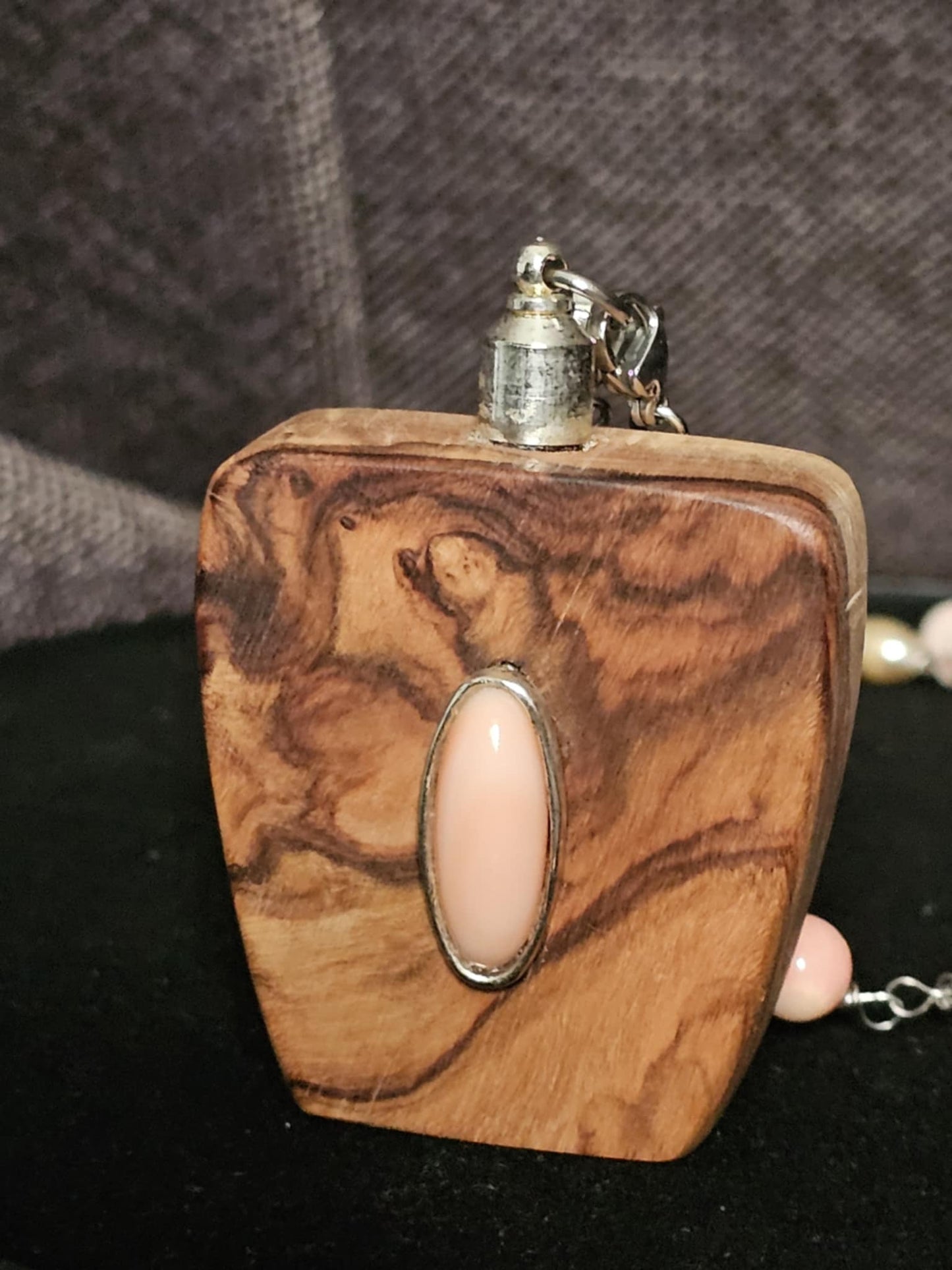 COD:TGP0006 – Collana lunga porta-essenze in legno di ulivo, corallo rosa, perle e argento 925/acciaio