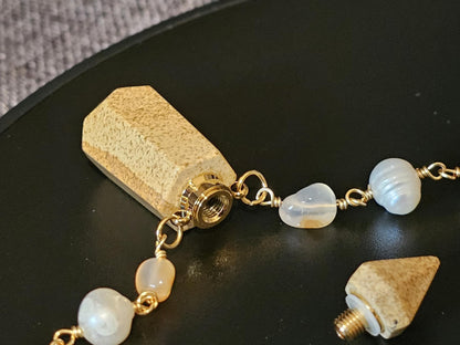 COD:TGP0001 – Collana lunga porta-essenze in agata, perle, pietra paesina e acciaio/ottone