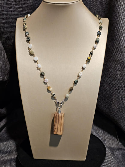 COD:TGP0004 – Collana lunga porta-essenze in legno di ulivo, agata e acciaio/ottone