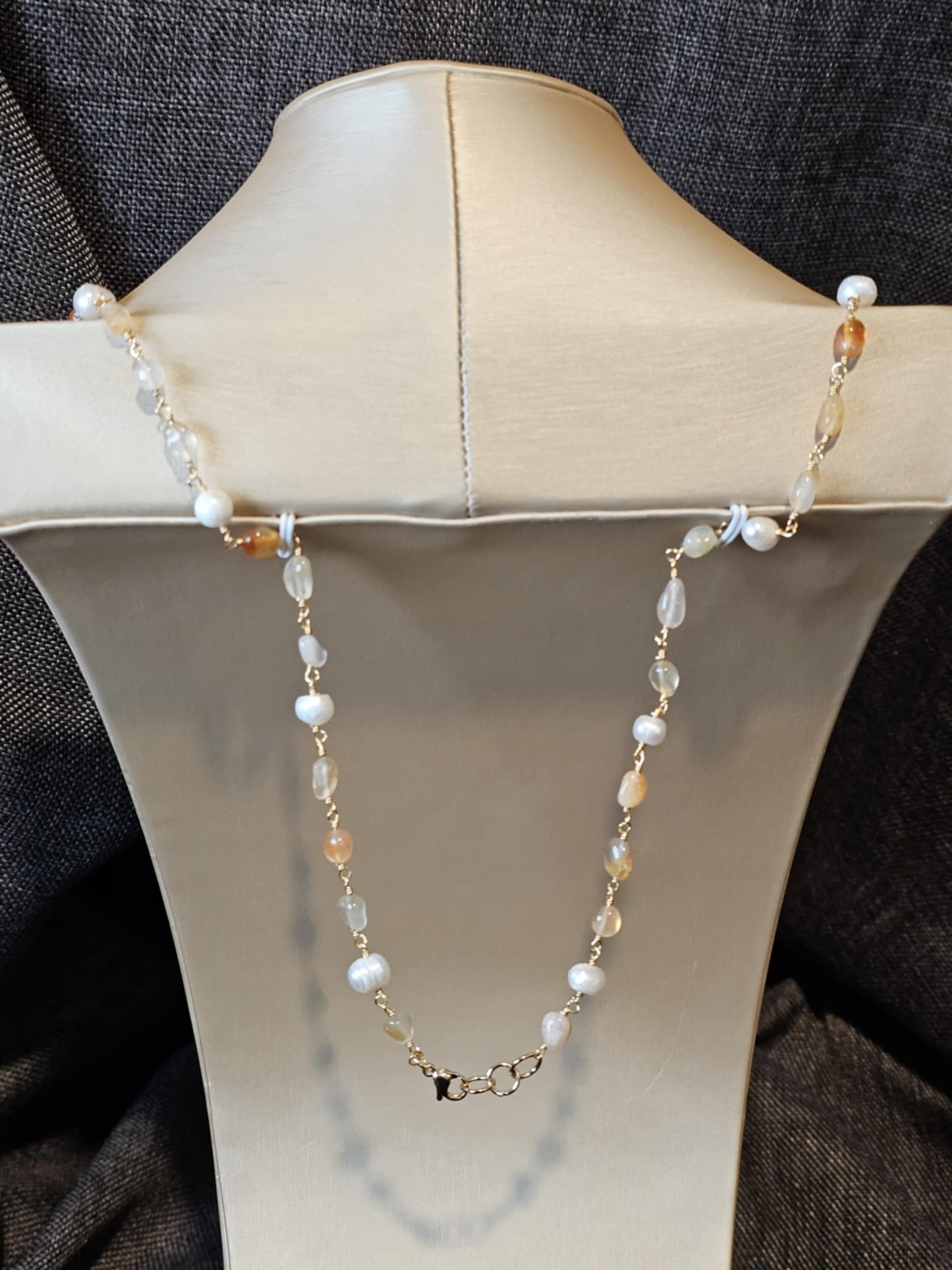 COD:TGP0001 – Collana lunga porta-essenze in agata, perle, pietra paesina e acciaio/ottone