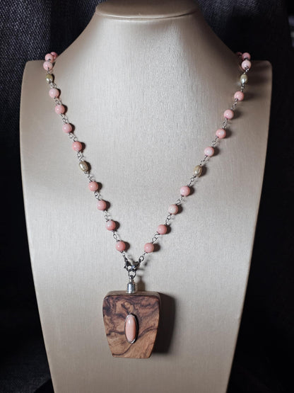 COD:TGP0006 – Collana lunga porta-essenze in legno di ulivo, corallo rosa, perle e argento 925/acciaio