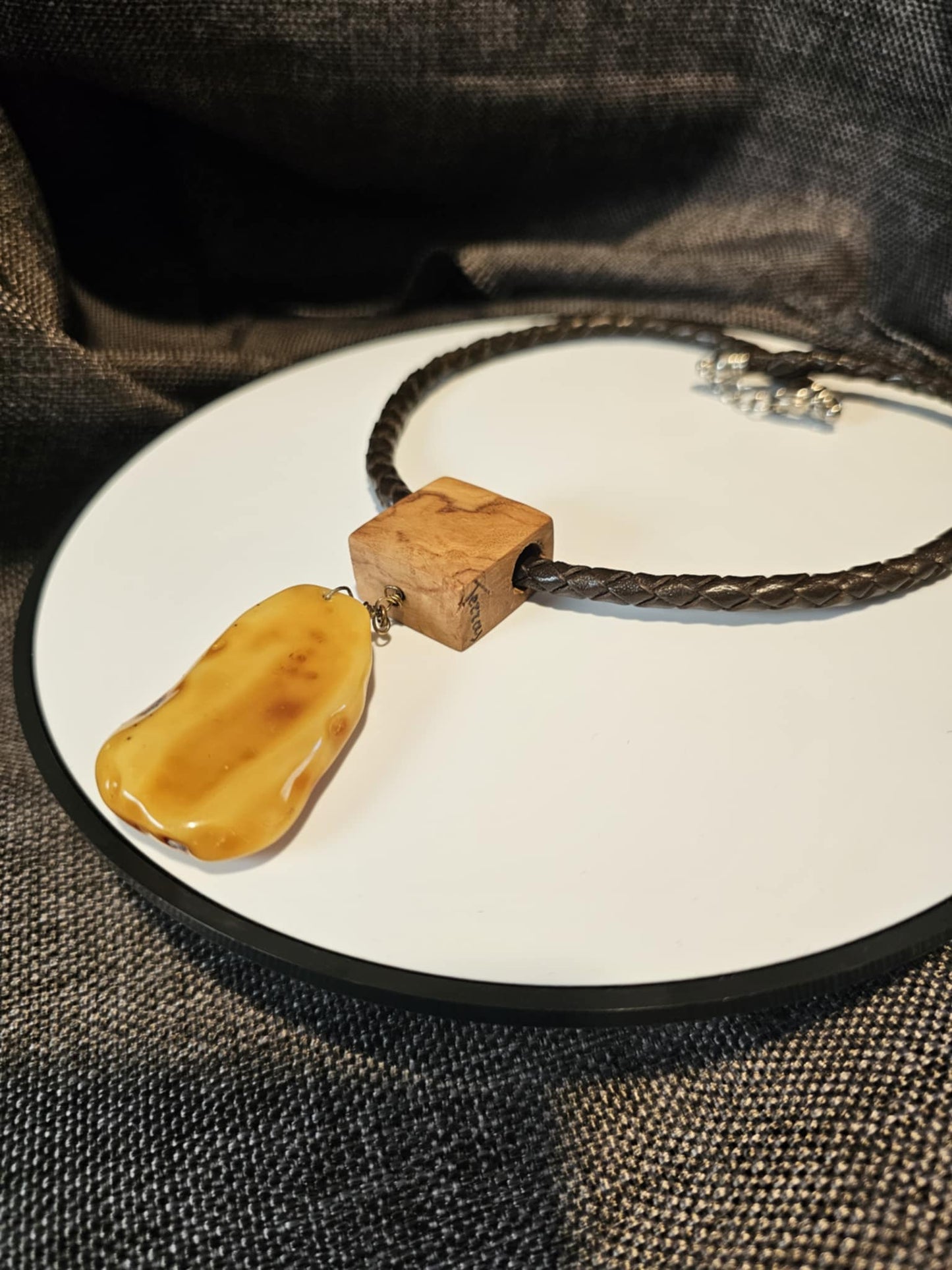 COD: TGU0002- Collana – Legno di Ulivo, Ambra, Cuoio e Argento 925