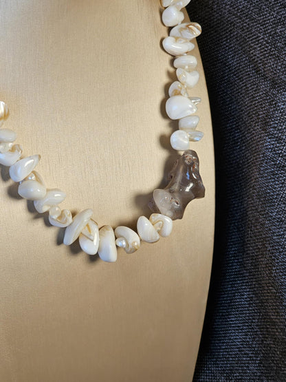 COD: TG0001- Collana – Conchiglia, Perle, Agata Grigia e Acciaio