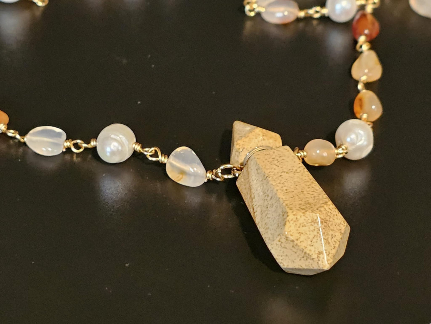 COD:TGP0001 – Collana lunga porta-essenze in agata, perle, pietra paesina e acciaio/ottone