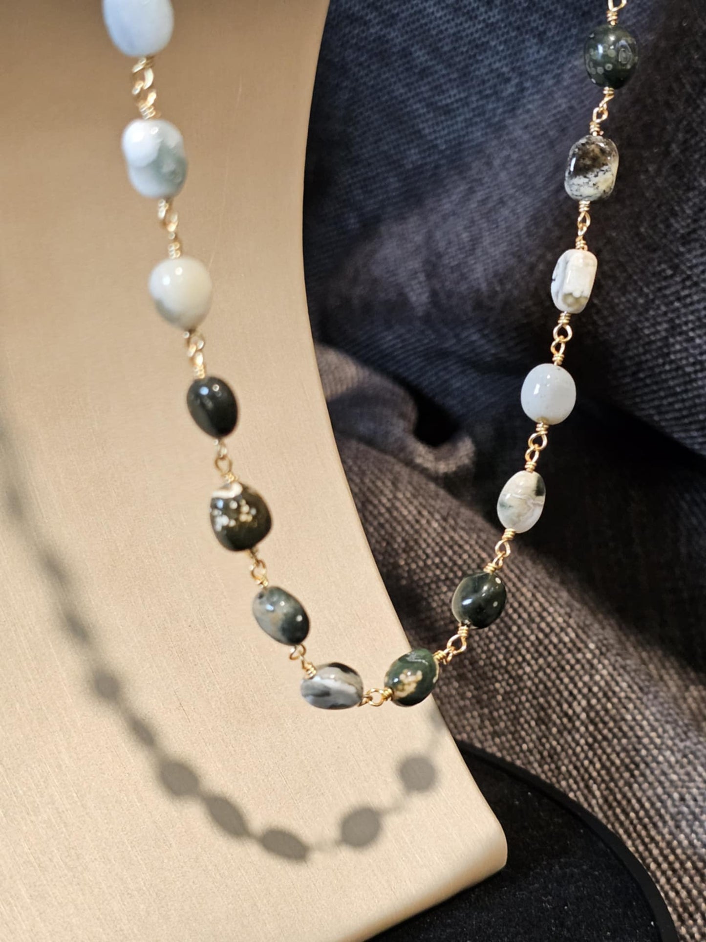 COD:TGP0004 – Collana lunga porta-essenze in legno di ulivo, agata e acciaio/ottone