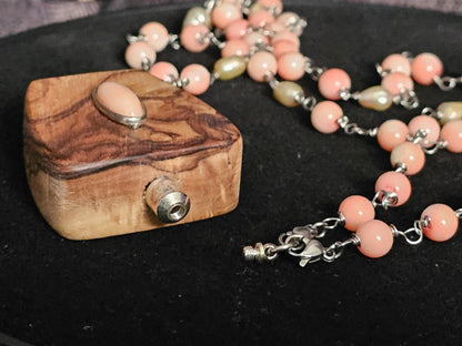 COD:TGP0006 – Collana lunga porta-essenze in legno di ulivo, corallo rosa, perle e argento 925/acciaio