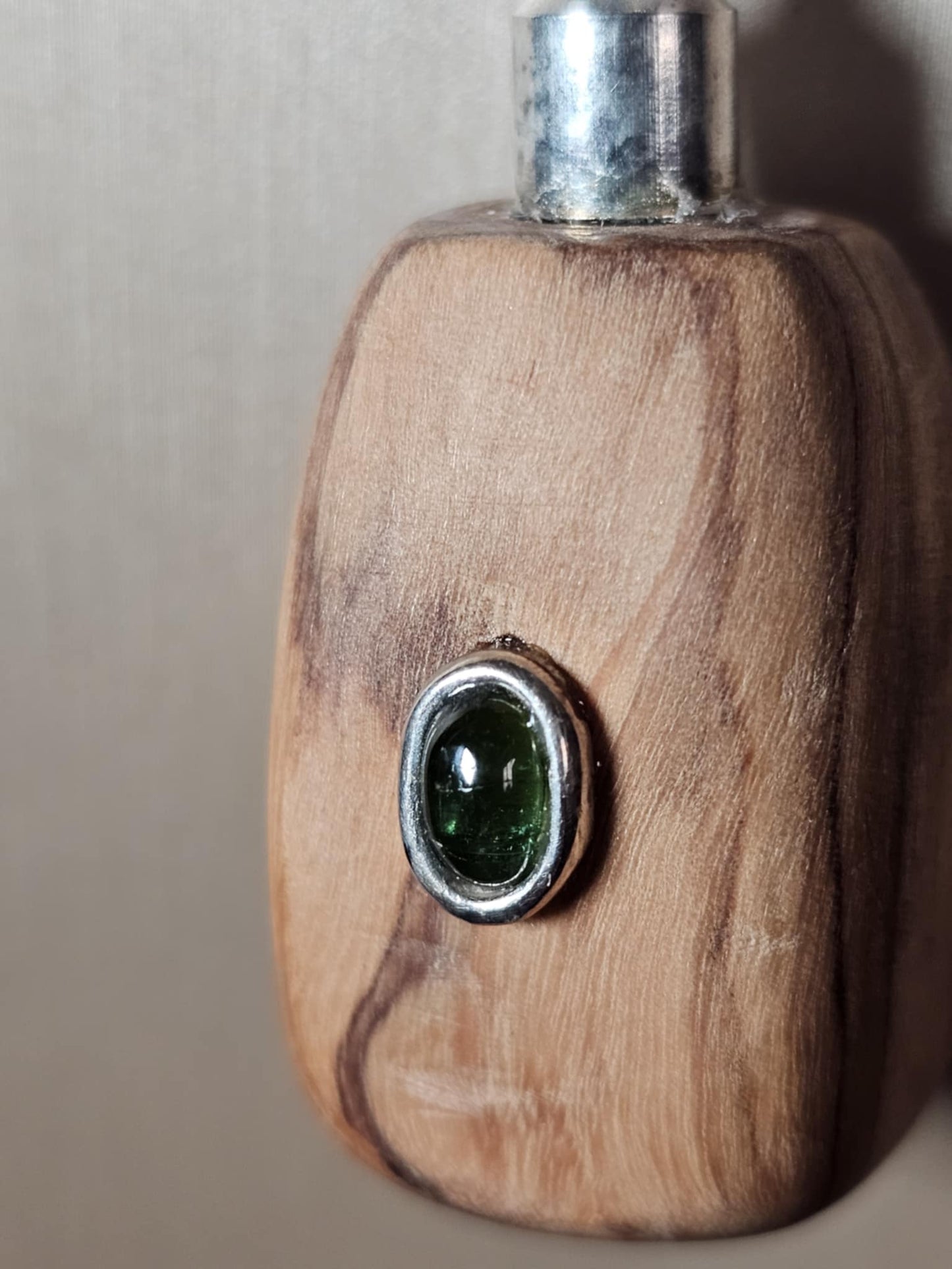 COD:TGP0005 – Collana lunga porta-essenze in legno di ulivo, tormaline e argento 925/ottone