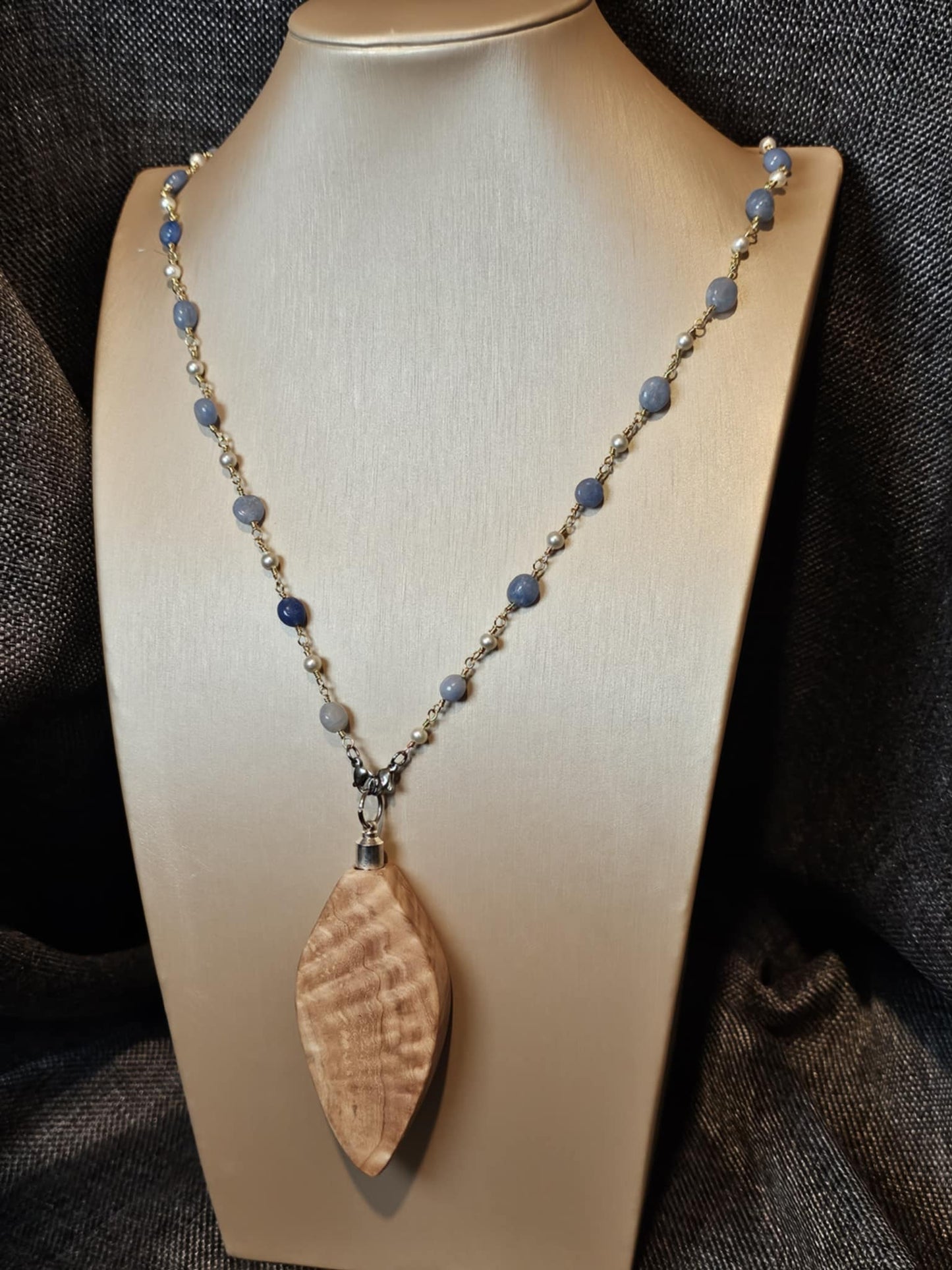 COD:TGP0002 – Collana lunga porta-essenze in legno di ulivo, agate e acciaio/ottone