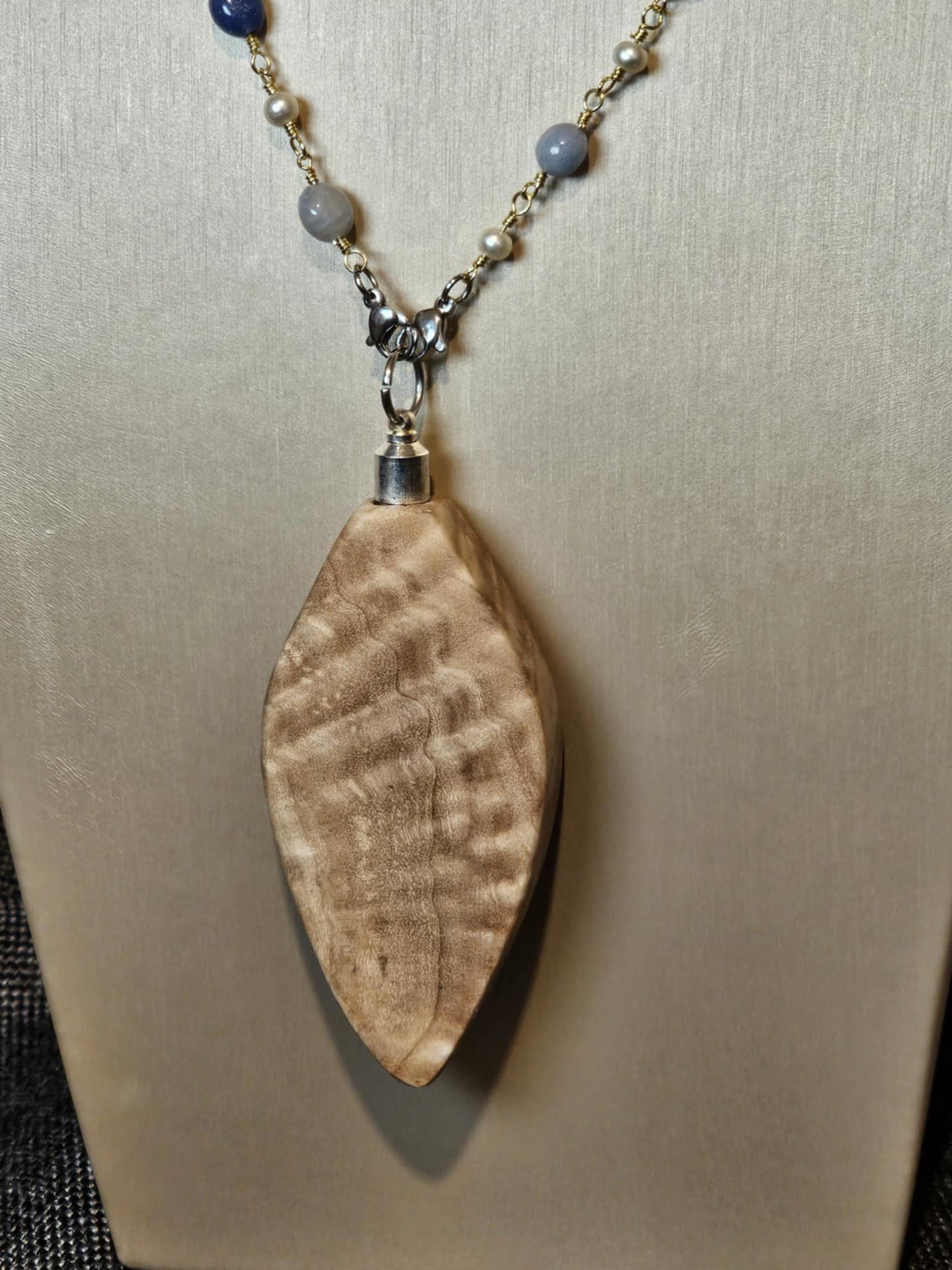 COD:TGP0002 – Collana lunga porta-essenze in legno di ulivo, agate e acciaio/ottone