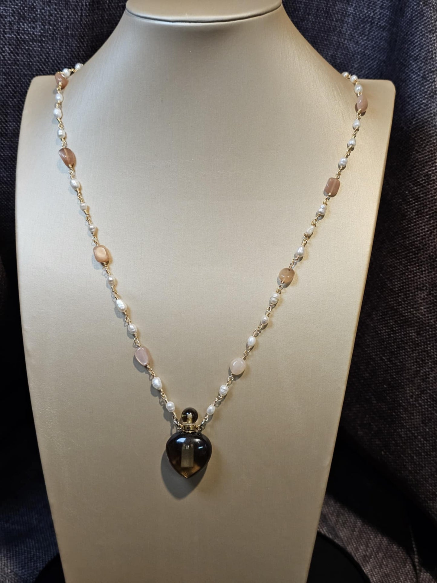 COD:TGP0003 – Collana lunga porta-essenze in quarzo fumé, pietra del sole, perle e ottone