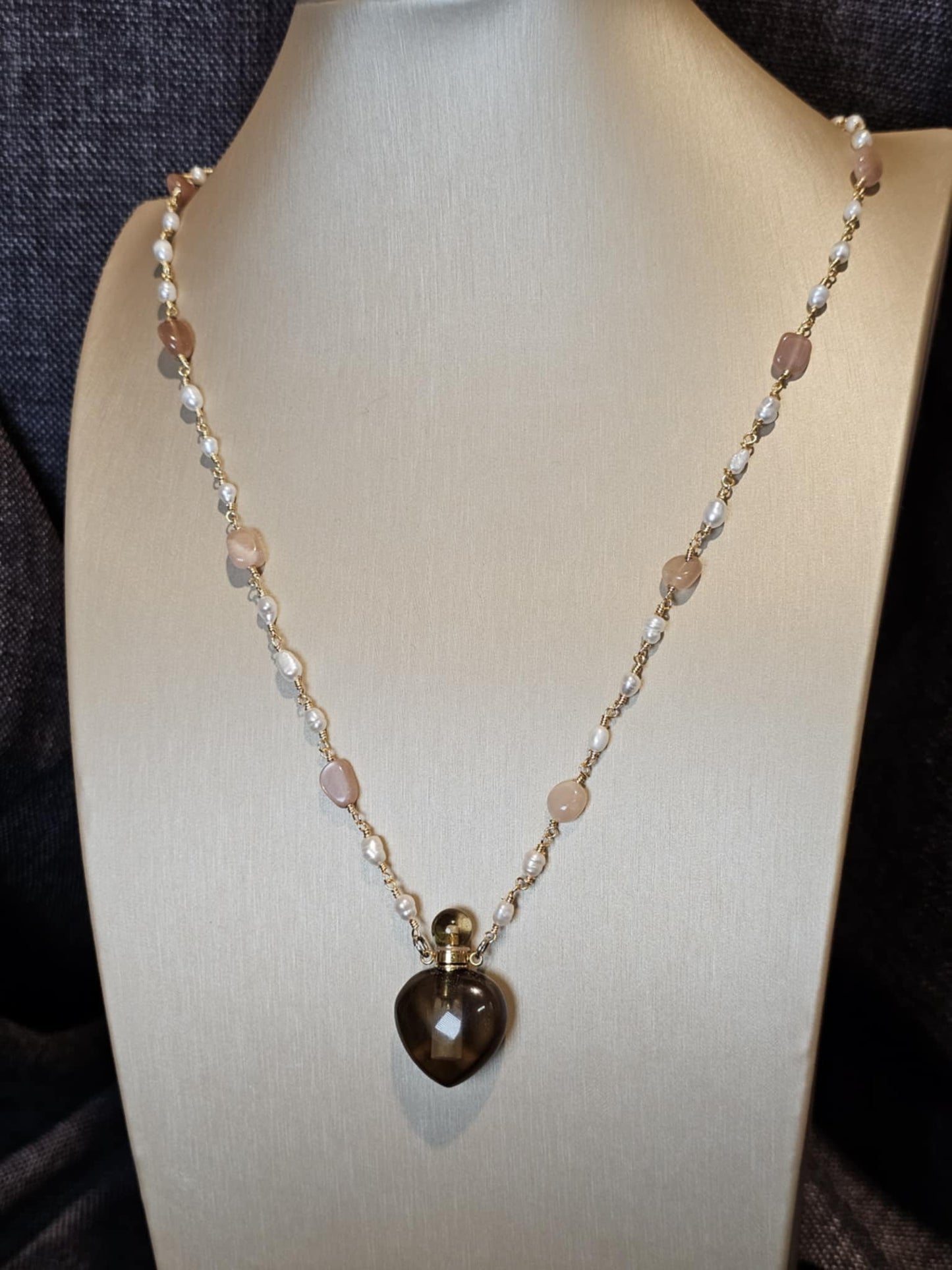 COD:TGP0003 – Collana lunga porta-essenze in quarzo fumé, pietra del sole, perle e ottone