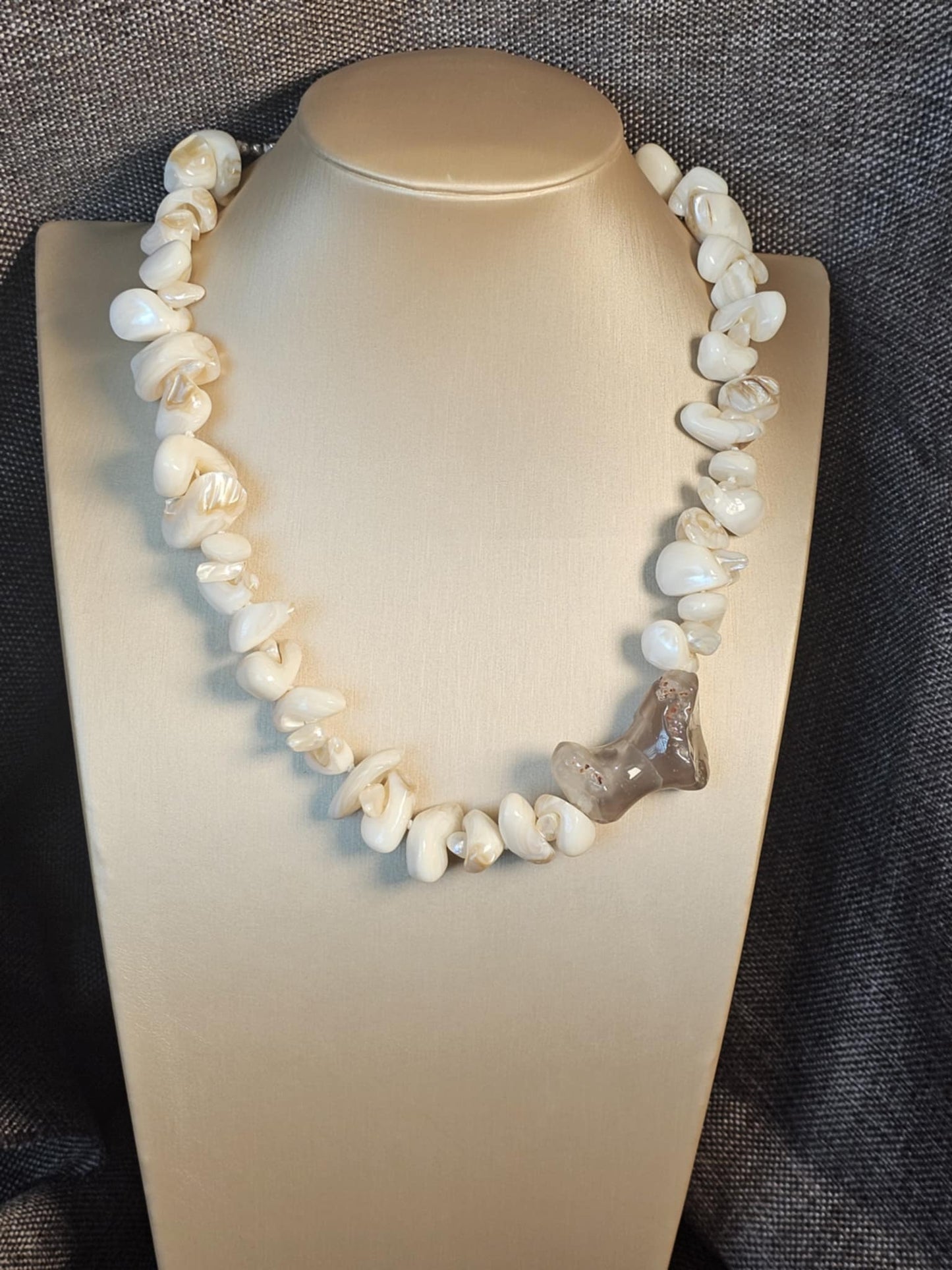 COD: TG0001- Collana – Conchiglia, Perle, Agata Grigia e Acciaio