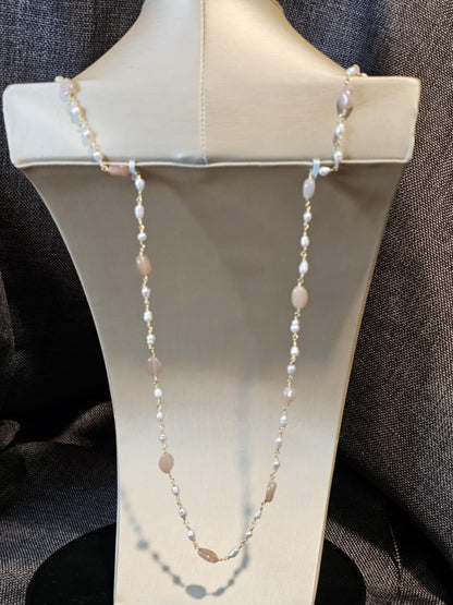 COD:TGP0003 – Collana lunga porta-essenze in quarzo fumé, pietra del sole, perle e ottone