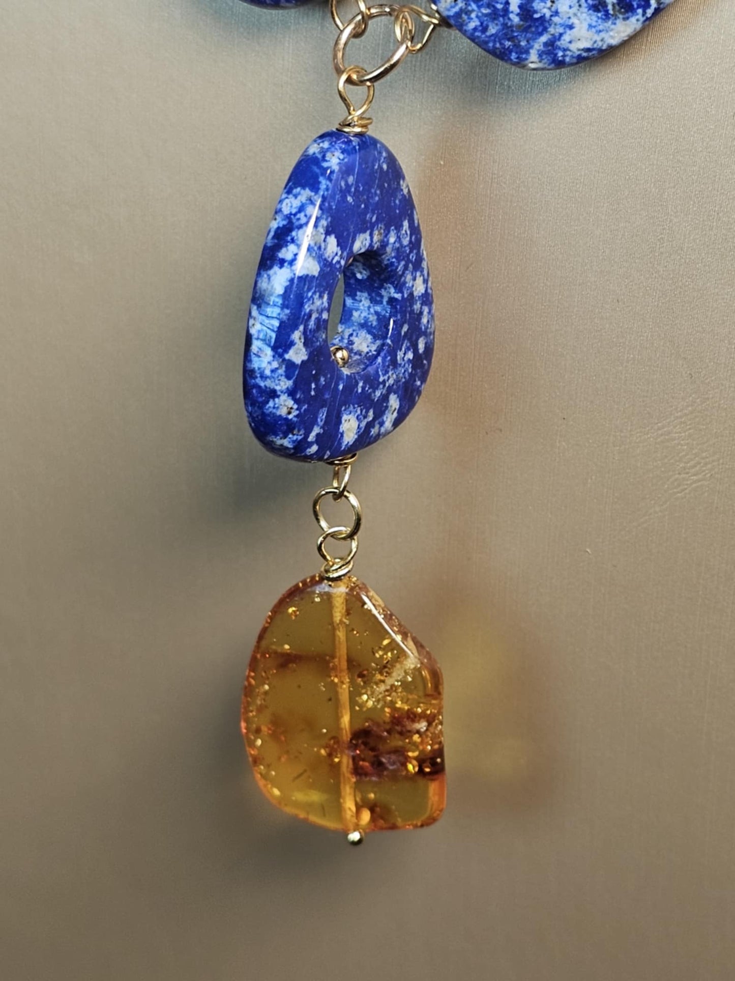 COD: TG0003- Collana – Lapislazzuli, Ambra e Acciaio Dorato