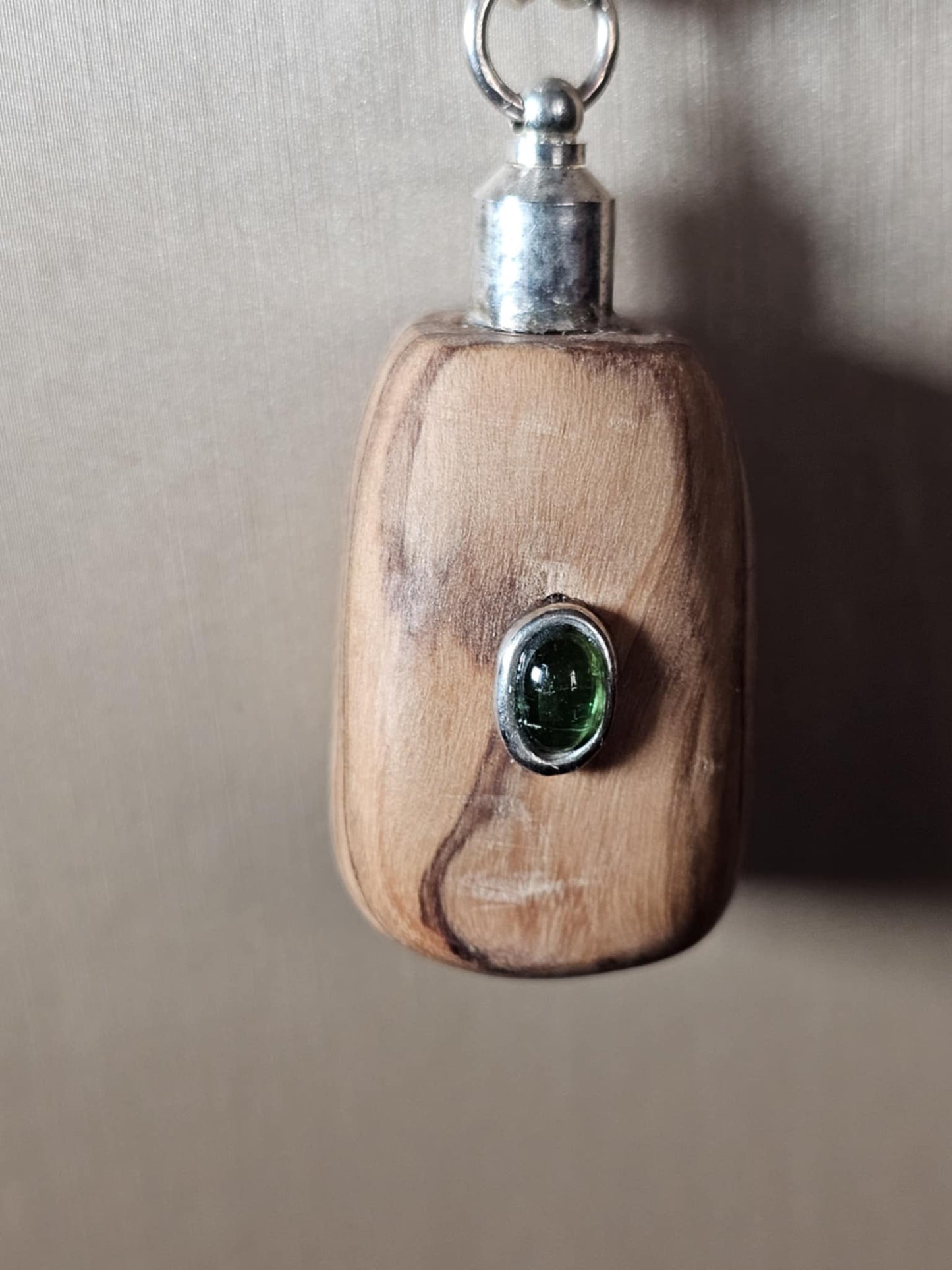 COD:TGP0005 – Collana lunga porta-essenze in legno di ulivo, tormaline e argento 925/ottone