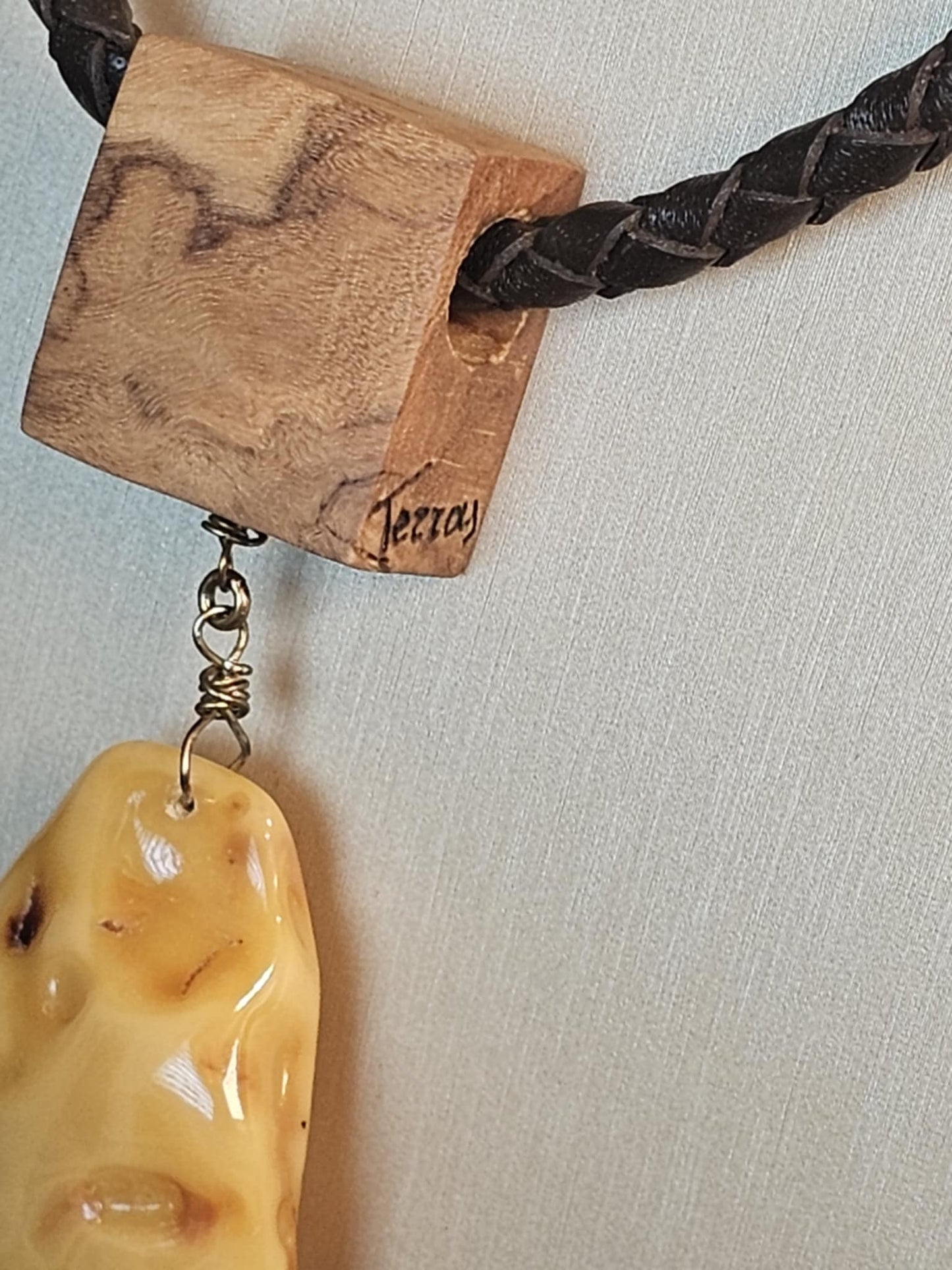 COD: TGU0002- Collana – Legno di Ulivo, Ambra, Cuoio e Argento 925