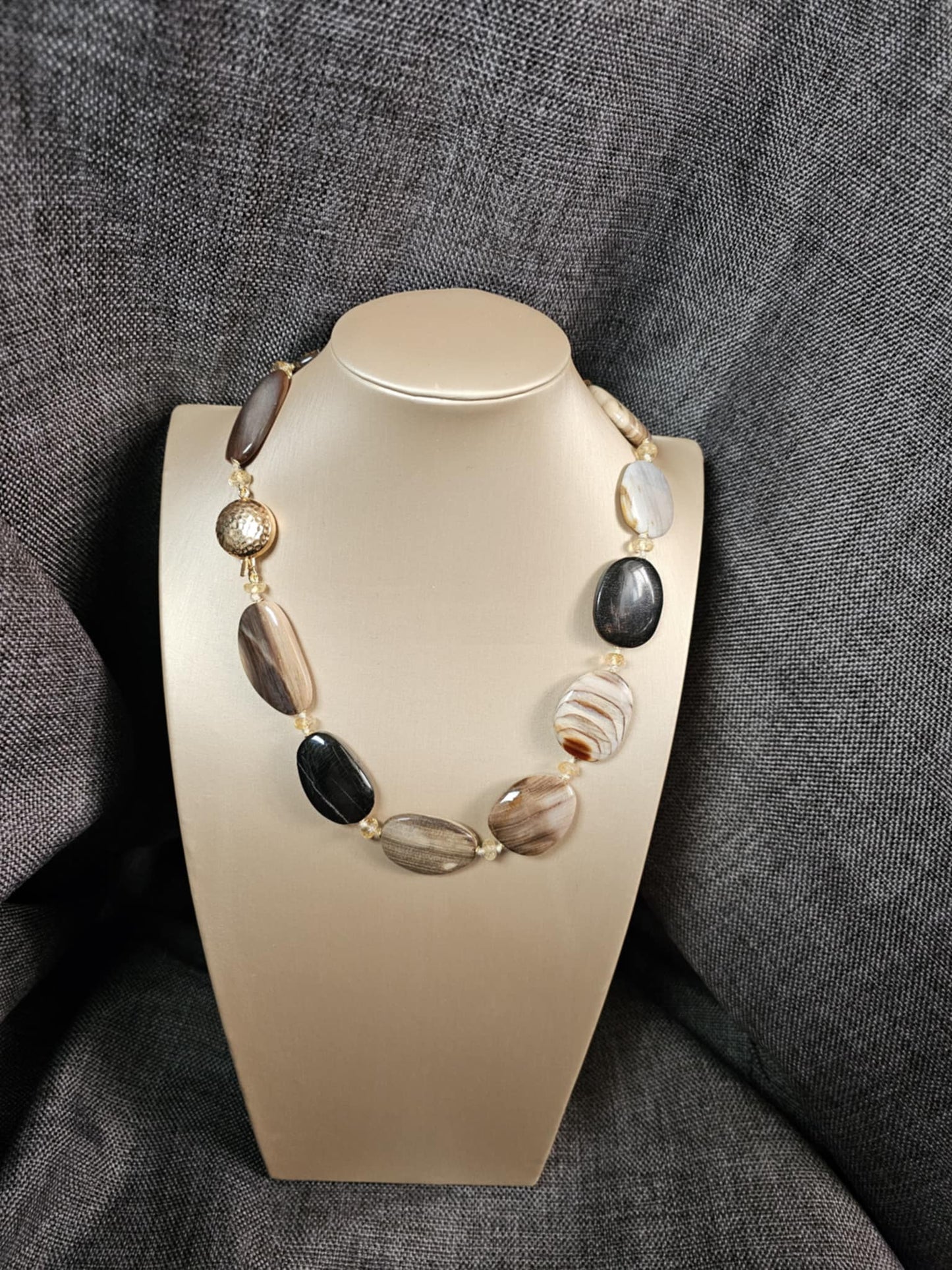 COD:TG0011 – Collana in legno fossile agatizzato, quarzo citrino e argento 925 dorato