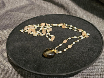 COD:TGP0003 – Collana lunga porta-essenze in quarzo fumé, pietra del sole, perle e ottone