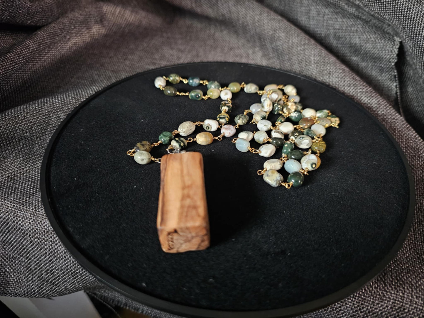 COD:TGP0004 – Collana lunga porta-essenze in legno di ulivo, agata e acciaio/ottone