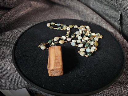COD:TGP0004 – Collana lunga porta-essenze in legno di ulivo, agata e acciaio/ottone