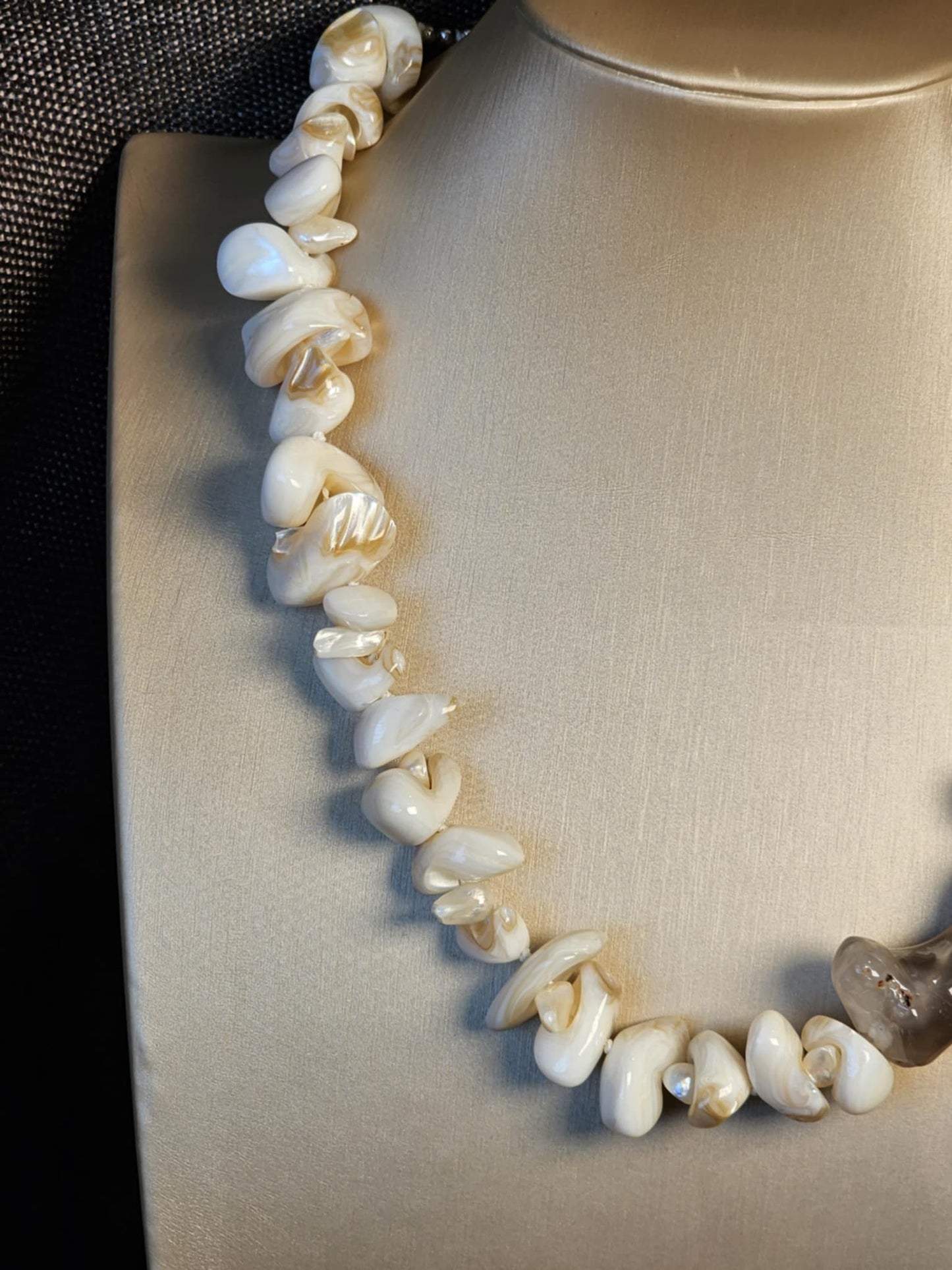 COD: TG0001- Collana – Conchiglia, Perle, Agata Grigia e Acciaio