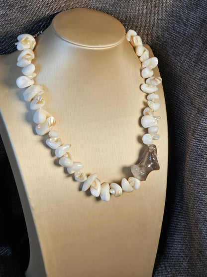 COD: TG0001- Collana – Conchiglia, Perle, Agata Grigia e Acciaio