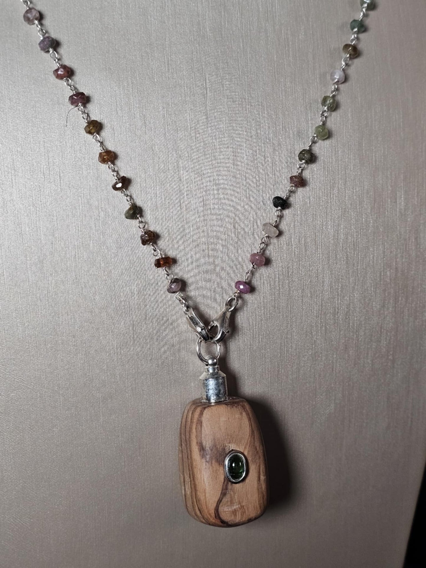 COD:TGP0005 – Collana lunga porta-essenze in legno di ulivo, tormaline e argento 925/ottone