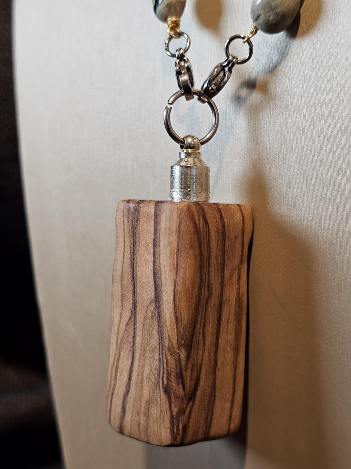 COD:TGP0004 – Collana lunga porta-essenze in legno di ulivo, agata e acciaio/ottone