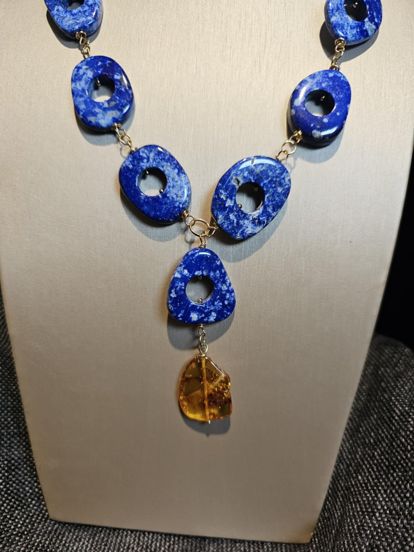 COD: TG0003- Collana – Lapislazzuli, Ambra e Acciaio Dorato