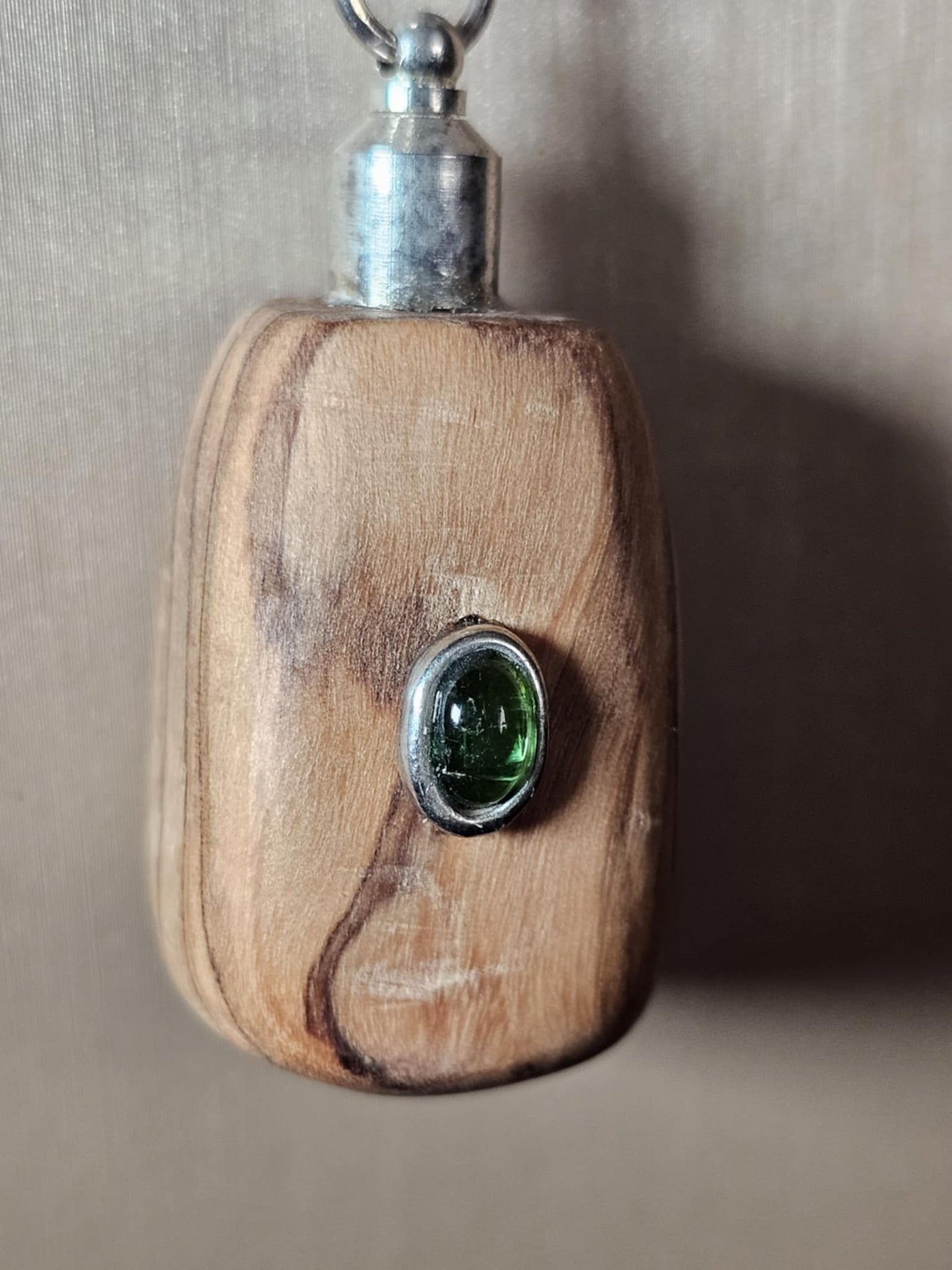 COD:TGP0005 – Collana lunga porta-essenze in legno di ulivo, tormaline e argento 925/ottone