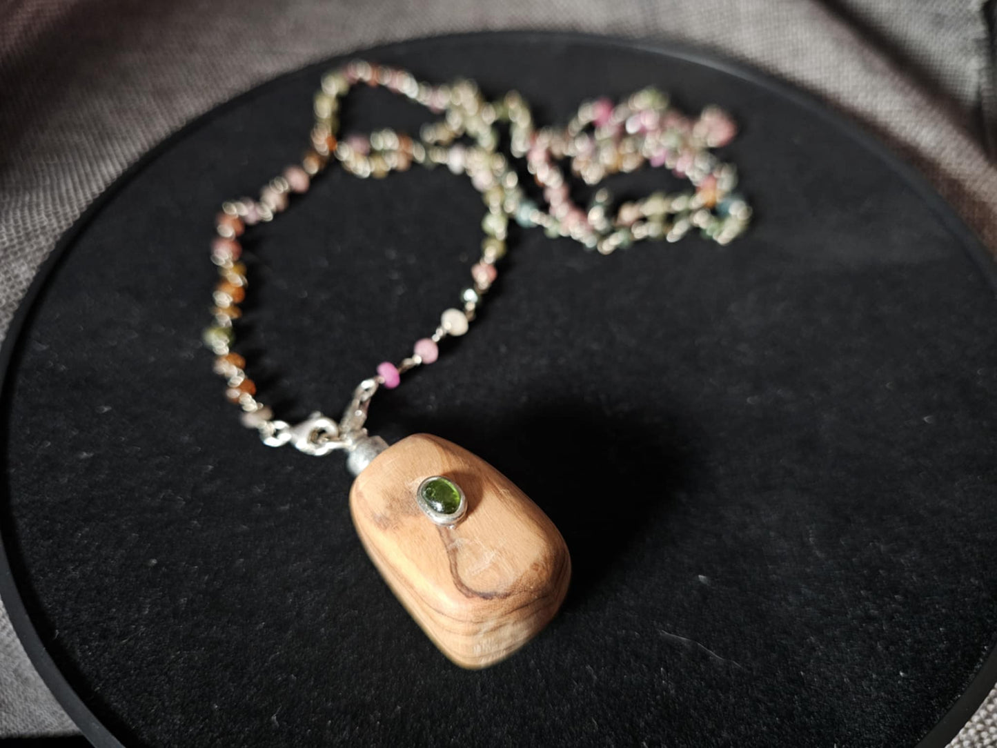 COD:TGP0005 – Collana lunga porta-essenze in legno di ulivo, tormaline e argento 925/ottone