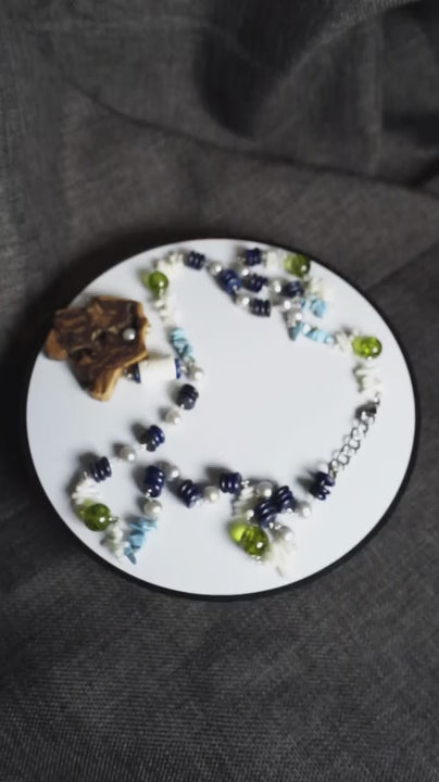 COD:TGU0007 – Collana - Perle, conchiglia, ulivo, lapislazzuli, howlite blu, quarzi, acciaio, osso