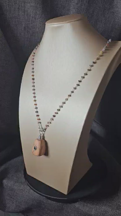 COD:TGP0005 – Collana lunga porta-essenze in legno di ulivo, tormaline e argento 925/ottone