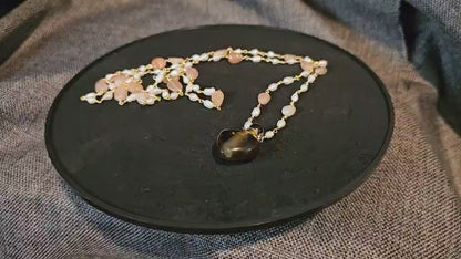 COD:TGP0003 – Collana lunga porta-essenze in quarzo fumé, pietra del sole, perle e ottone